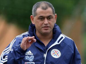 Francisco Arce entrenando a la selección paraguaya