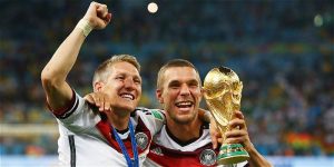 Schweinsteiger y Podolski con la Copa del Mundo