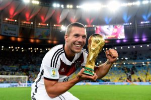 Lukas Podolski sosteniendo la Copa Mundo en el Mundial de Brasil 2014