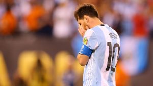 Messi tapándose la cara tras fallar un penal con Argentina