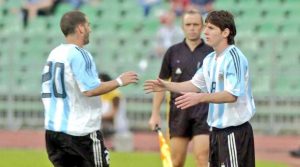 debut messi con la seleccion de argentina en triunfo 2-1 ante hungria- salio expulsado a los 45 segundos