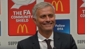 Mourinho riéndose en rueda de prensa