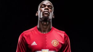 Pogba posando con la nueva camiseta del Manchester United