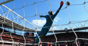 Petr Cech atajando con el Arsenal