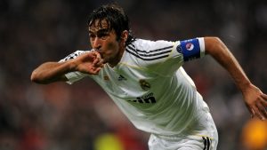 Raúl González celebrando un gol con el Real Madrid