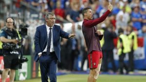 Cristiano Ronaldo dando indicaciones en la final de la Eurocopa 2016