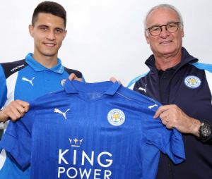 el extremo polaco Bartosz Kapustka de 19 años junto a claudio ranieri tras firmar por 5 temporadas con el leicester city