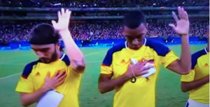 jugadores de colombia con la mano izquierda arriba en el himno previo al duelo ante japon por los juegos de rio 2016