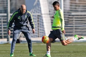 Zidane con James en el entrenamiento del Real Madrid