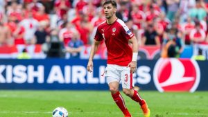 el defensa de 25 años del @DynamoKyiv dragovic con la camiseta de austria.