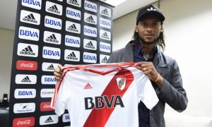 el defensor ecuatoriano arturo mina con la camiseta de river plate