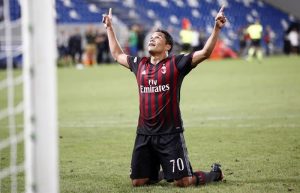 carlos bacca celebra un gol con la camiseta del ac milan temporada 2016-17