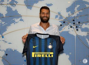 Antonio Candreva con la camiseta del inter tras fichar por 4 temporadas