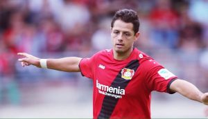 chicharito celebra un gol con el bayer leverkusen 2016-17