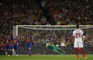 Claudio bravo ataja penal a Ibarra en la final de la supercopa de españa ante el sevilla