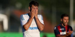 Coke se lamenta pues se rompe el cruzado en su debut con el Schalke