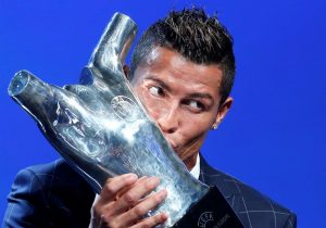 CRISTIANO BESA EL TROFEO A MEJOR JUGADOR DE EUROPA 2015-16