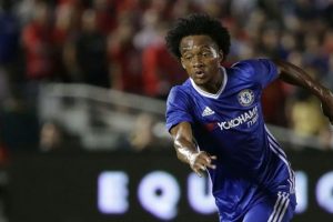 Cuadrado corre una pelota con la camiseta del chelsea 2016-17