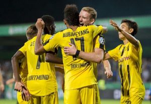 SCHURRLE celebra un gol con aubameyang en el triunfo del borussia dortmund