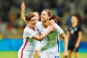 Alex Morgan celebra un gol en su debut con Estados Uniidos en los Juegos Olímpicos de RIO 2016