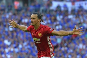 Zlatan celebra un gol con el manchester united en la premier League
