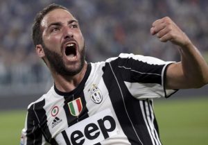 Gonzalo Higuain celebra su primer gol con la juventus en la serie A