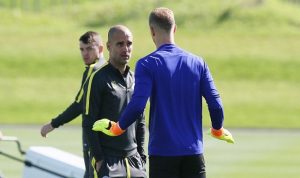 Pep Guardiola discute con Joe Hart en entrenamiento del Manchester City