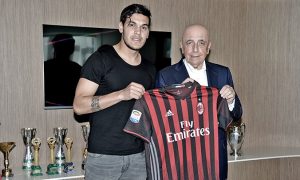 Gustavo Gómez llega al AC Milan y luce la camiseta del rossonero