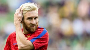 leo messi con el pelo rubio durante un entrenamiento del fc barcelona