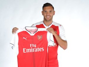 Lucas Pérez con la camiseta del Arsenal 2016-17