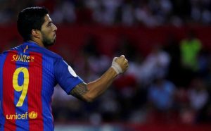 luis suarez celebra su gol en la supercopa de españa ante el sevilla