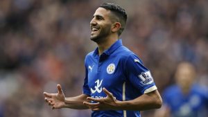 Riyad Mahrez celebra un gol tras haber renovado su contrato con el Leicester por 4 años