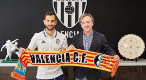 Montoya es nuevo jugador del Valencia y luce la camiseta del conjunto ché y la bufanda del club