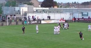 Tam Hanlon pateando un tiro libre tras marcar un memorable hat-trick en la victoria del Pollok fc por 5-1 contra Neilston durante un partido de la quinta división de escocia