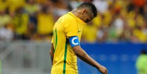Neymar se lamenta tras igualar con la seleccion de brasil en los juegos olimpicos de rio 2016