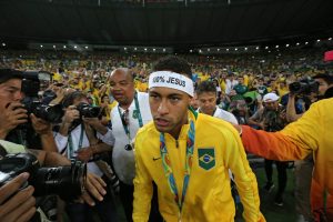 Neymar se enara con un aficionado tras ganar el oro en rio 2016. Tenia la cinta de 100% jesus en la frente