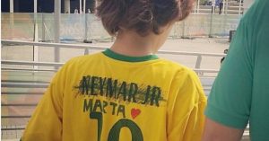 niño tacha a neymar y pone el nombre de marta en la camiseta de la seleccion de brasil