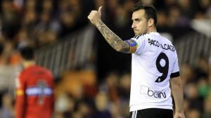 Paco Alcácer, el 9 del valencia celebra un gol en mestalla