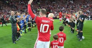 Rooney con sus hijos en su homenaje en Old Trafford