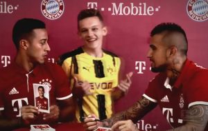 Hincha del Borussia se cola en firma de autógrafos de Thiago y Vidal del bayern munich