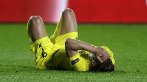 Roberto soldado en el suelo tras una lesión en su rodilla
