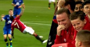 Rooney se burla junto a su hijo por la fallida chilena de Depay con el manchester united