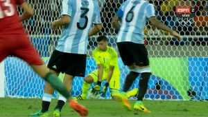 balon pasa entre las piernas de rulli, arquero de argentina en la derrota 2-0 ante portugal en rio 2016