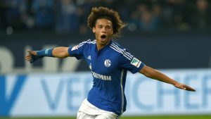 Leroy Sané, joya alemana,con la camisera del schalke 04 celebrando un gol