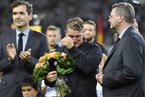 Las lágrimas de #Schweinsteiger , que se despide de la Selección de #Alemania ante finlandia