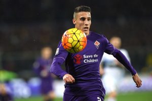 Cristian tello disputa un balón con la camiseta de la fiorentina