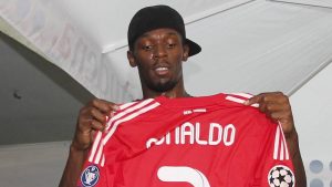 usain bolt con la camiseta de cristiano ronaldo del real madrid