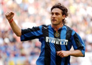 el delantero italiano Christian Vieri celebrando un gol con la camiseta del inter de milan