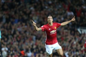Zlatan ibrahimovic celebra un gol con el manchester united en la premier league