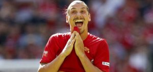 Zlatann ibrahimovic sonrie con la camiseta del manchester united